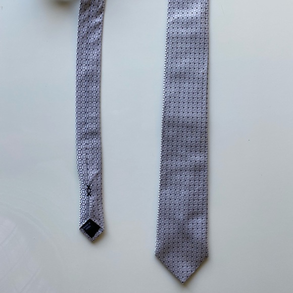 Kenneth Cole Other - Kenneth Cole Silver 100% Silk tie